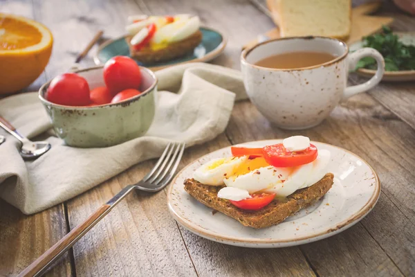 Egészséges reggeli táblázat: pirítós, tojás, gyümölcsök, zöldségek és zöld tea — Stock Fotó