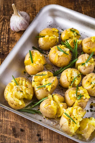 Bratkartoffeln mit Rosmarin, Knoblauch, Salz und Pfeffer — Stockfoto