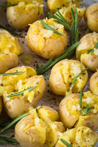 Patatas al horno con romero, ajo, sal y pimienta —  Fotos de Stock