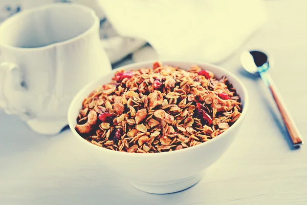 Granola caseira (muesli) com nozes e cranberries secas em tigela, estilo retro — Fotografia de Stock