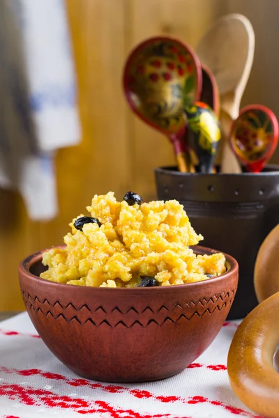 Millet porridge with raisins and honey, Russian cuisine. Close up — Stock Photo, Image