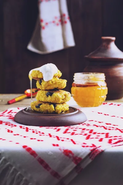 Гарбузові пшоняні млинці зі сметаною та медом, здоровий сніданок у сільській місцевості — стокове фото