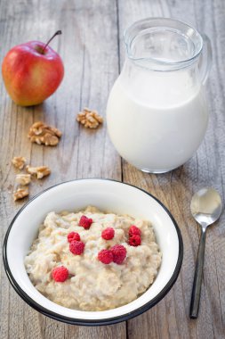 Ahududu ve süt ile yulaf lapası