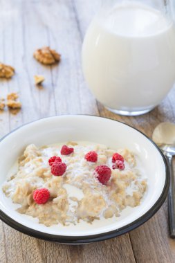 Ahududu ve süt ile yulaf lapası