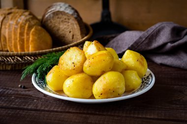 Altın kavrulmuş patates plaka, lezzetli garnitür