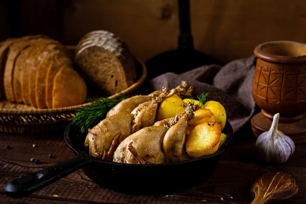 Frangos inteiros assados com batatas na panela — Fotografia de Stock