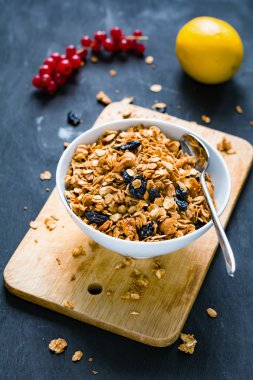Ev yapımı granola ile fındık ve kuru meyve kase