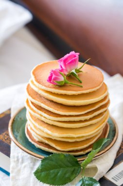 Krep yığını ve kaç gül çiçek