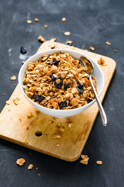 Ev yapımı granola ile fındık ve kuru meyve kase — Stok fotoğraf