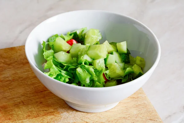 Огуречный салат в миске. Здоровый обед — стоковое фото