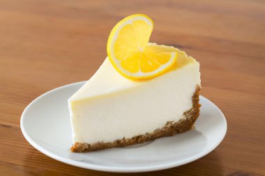 Beyaz tabakta limonlu cheesecake