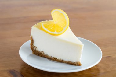 Beyaz tabakta limonlu cheesecake