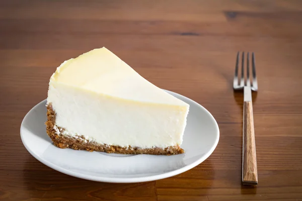 Обычный чизкейк на белой тарелке — стоковое фото