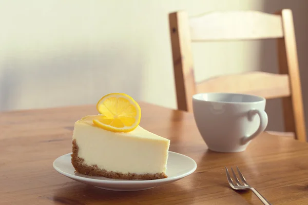 Lemon cheesecake and cup of coffee. Breakfast in cafe — Stock Photo, Image