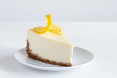 Beyaz tabakta limonlu cheesecake