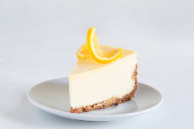 Beyaz tabakta limonlu cheesecake