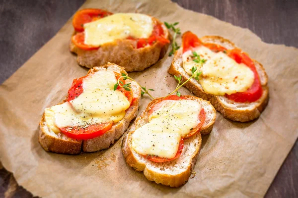 Tomat dan keju crostini — Stok Foto