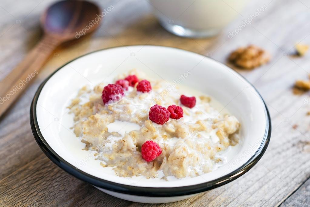 Porridge oats with raspberries and coconut milk