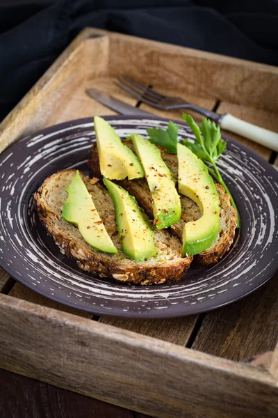Avocado en hele tarwe toast — Stockfoto