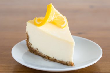 Beyaz tabakta limonlu cheesecake