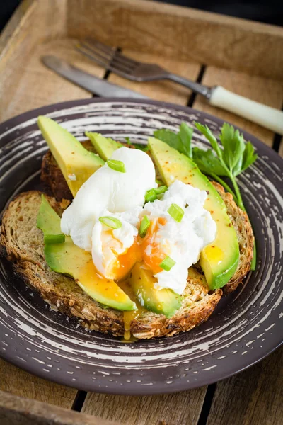 Яйцо с авокадо на цельном пшеничном хлебе. Здоровый завтрак, обед или закуски — стоковое фото