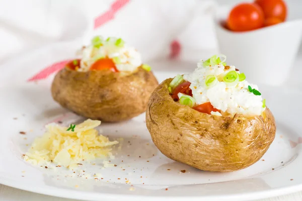 Patata al horno con queso, tocino y crema agria — Foto de Stock