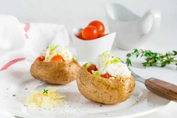 Baked potato with cheese, bacon and sour cream — Stock Photo, Image