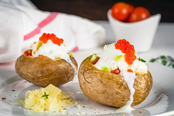 Giacca patate con panna acida e caviale rosso — Foto Stock