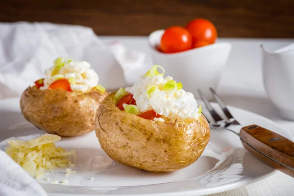 Patata al horno con queso, tocino y crema agria — Foto de Stock