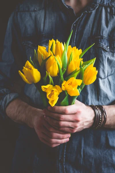 Boquet ellerinde Sarı laleler