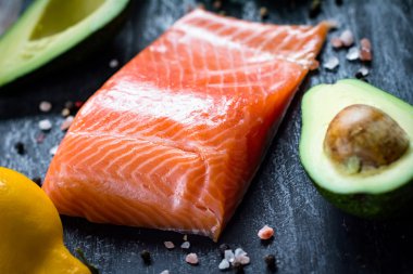 Somon fileto, avokado ve limon, kapat