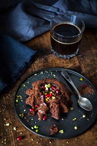 Pastel de lava de chocolate y taza de café — Foto de Stock