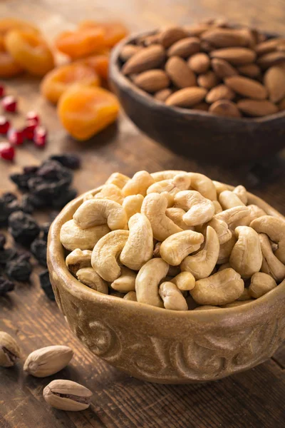 Anacardos, pistachos, almendras, pasas, semillas de granada y albaricoques secos. Frutos secos y frutos secos turcos —  Fotos de Stock