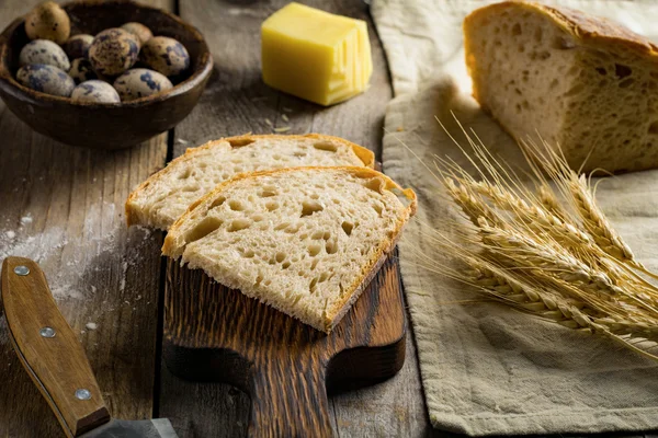 Kváskový chléb, sýr a křepelčí vejce. Rustikální potravin — Stock fotografie