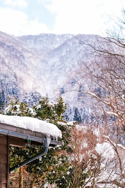 Hermoso Soleado Con Casa Madera Hermosa Montaña Nieve Detrás Del — Foto de Stock