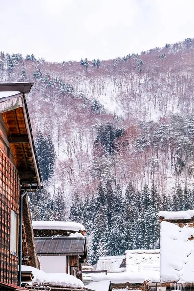 Hermoso Soleado Con Casa Madera Hermosa Montaña Nieve Detrás Del — Foto de Stock