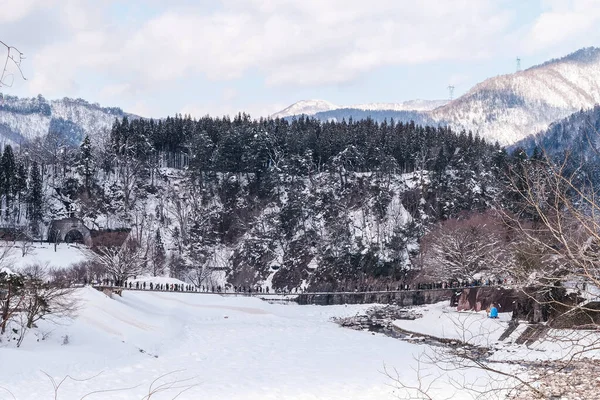 Hermoso Fondo Turista Caminando Través Del Puente Para Visitar Shirakawa — Foto de Stock