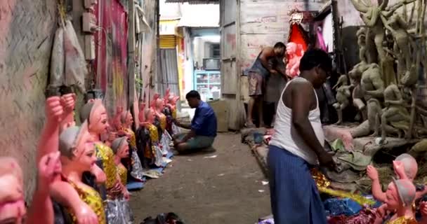 Kolkata Daki 2020 Puja Tecrit Sonrası Atölyesinde Vishwakarma Idolleri Üzerindeki — Stok video