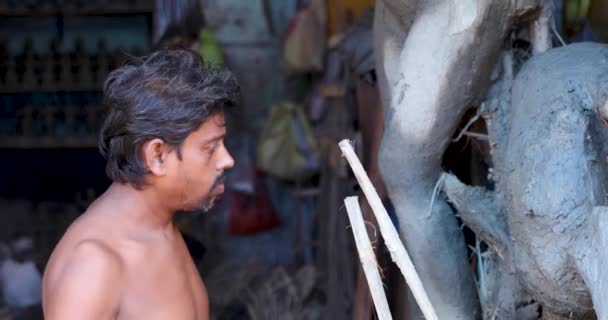 Kumartuli Kolkata India Sep 2020 Een Kale Indiase Man Die — Stockvideo