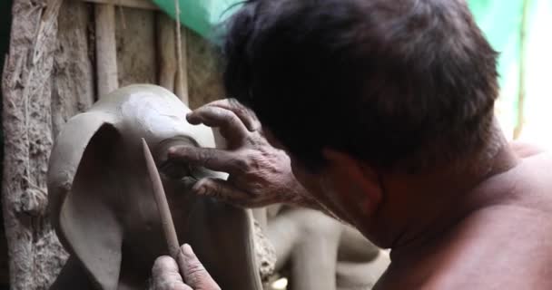 Kumartuli Inde Sep 2020 Sculpteur Sculptant Façonnant Soigneusement Œil Tronc — Video
