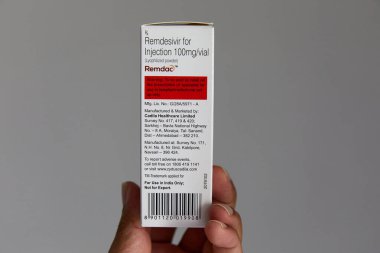 Remdac uyarı etiketi ile birlikte lisans bilgisi ve kutu üzerindeki üretim adresi