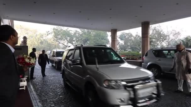 L'ancien ministre des Finances de l'Inde Sri Arun Jaitley arrive dans un hôtel avec sa sécurité, ses gardes du corps personnels et son personnel — Video