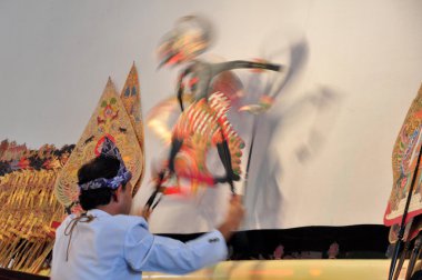 Wayang kuklacı gölge kukla oynuyor 