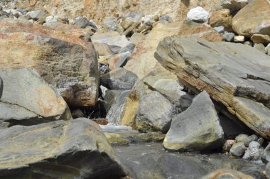 Bir nehir Volcano Kükürt ile dolu