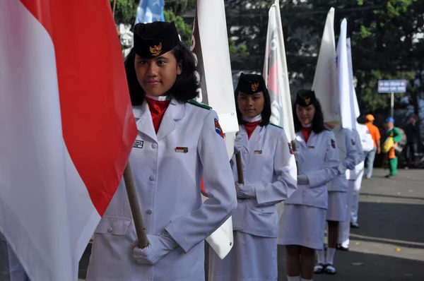 Levantadores de bandeira indonésios em cerimônia — Fotografia de Stock