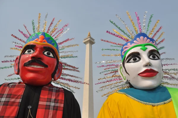 Ondel-ondel Jakarta gelen dev kukla