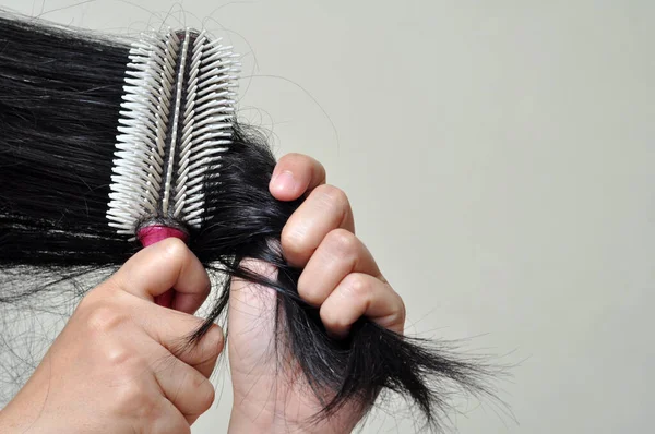 Woman Combing Her Long Hair — Stock Photo, Image