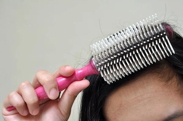 Woman Combing Her Long Hair — Stock Photo, Image