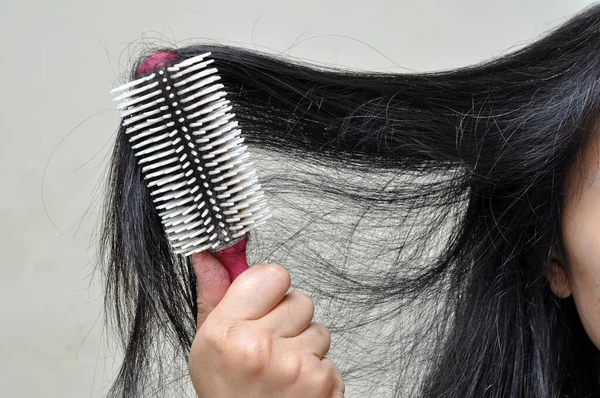 Woman Combing Her Long Hair — Stock Photo, Image