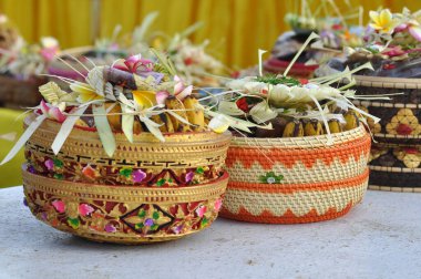 Endonezya Hinduları 'nın Nyepi töreninde adaklar